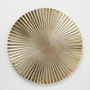 Sculpture murale ronde en métal bords inégaux gravure noire accents muraux de noël fait à la main décoration mur de salon - Product Image 6