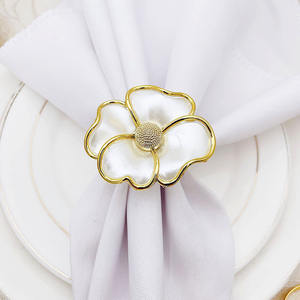 Les anneaux de serviette en métal à motifs floraux donnent à la décoration de table un aspect complet et poli, améliorant ainsi l'ambiance de la salle à manger. - Product Image 4