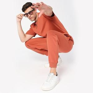 ชุดวอร์มผู้ชายคุณภาพสูงสำหรับฤดูหนาว  รับสั่งทำสีและโลโก้  เป็นมิตรกับสิ่งแวดล้อม  ประกอบด้วยเสื้อยืดโอเวอร์ไซส์และกางเกงลำลอง - Product Image 2