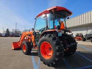 Tracteur Kubota 4x4 abordable, équipement agricole multifonctionnel et durable pour usage agricole, achetez maintenant avec livraison rapide - Product Image 5
