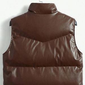 เสื้อแจ็คเก็ตพัฟเฟอร์ผู้ชายแบบกำหนดเอง แขนสั้น คอตั้งผ้าแคนวาส โลโก้ด้านหน้า คุณภาพสูง สำหรับฤดูหนาว - Product Image 3