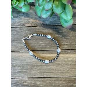 สร้อยข้อมือประดับมุกน้ำจืดและลูกปัดเงินสเตอร์ลิงแบบนาวาโฮ - Product Image 3