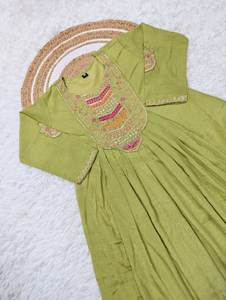 Kurta pour femme au design moderne et polyvalent, reflétant les tendances de la mode ethnique contemporaine pour les tenues de travail, les événements culturels et l'usage quotidien. - Product Image 3