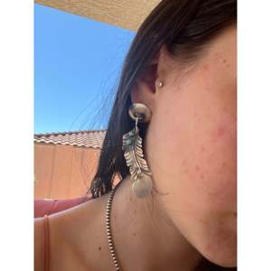 Boucles d'oreilles pendantes style Navajo avec perles d'eau douce, plumes, pendentif en argent sterling doré, forme croix, motif plume turquoise - Product Image 1