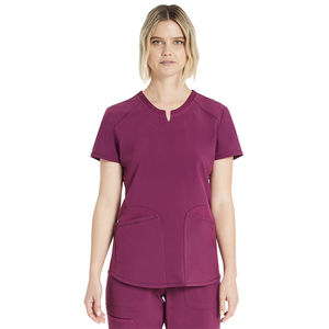Uniforme médico moderno para mujer, diseñado para uso clínico diario, con estructura relajada, control de humedad y fiabilidad. - Product Image 6