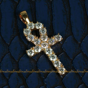 Pendentif unique en forme de croix de Jésus en or jaune 10 carats et diamants ronds en moissanite taillée en brillant de style Hip Hop - Product Image 1