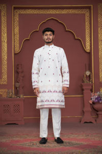 Kurta imprimé blanc de haute qualité pour hommes avec motif complexe de cerf et style détaillant Kurta parfait pour les occasions festives - Product Image 2