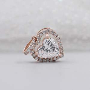 Colgante de Diamantes con Halo de Oro Rosa en Forma de Corazón Romántico, Certificado por IGI, Joyería de Lujo - Product Image 2