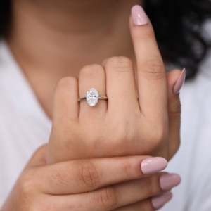 Bague de fiançailles solitaire en diamant de culture, taille ovale, bande en argent sterling/platine, fabrication artisanale, clarté VS1 - Product Image 1