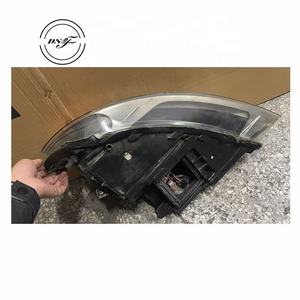 Los Faros Delanteros eran Lámparas Halógenas y Luces Altas para AUDI Q7 - Product Image 2