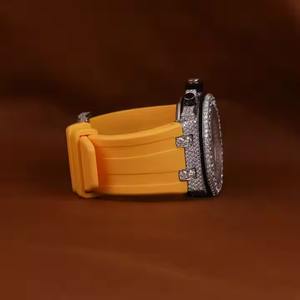 Premium personalizado Iced Chronograph Reloj mecánico Nueva llegada Moissanite Diamond Black Numeral Style Glass Dial Yellow Rubber - Product Image 3