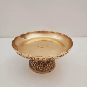 Elegante Soporte para Pastel de Metal Dorado con Diseño de Uvas Grabado para Ocasiones Especiales, Bodas y Exhibición de Buffet, de la India - Product Image 1