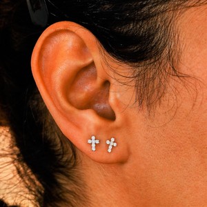 Boucles d'oreilles simples (demi-paire) en or massif 10 carats avec design croisé Boucles d'oreilles en forme de croix chrétienne avec diamant naturel Demi-paire OEM - Product Image 1