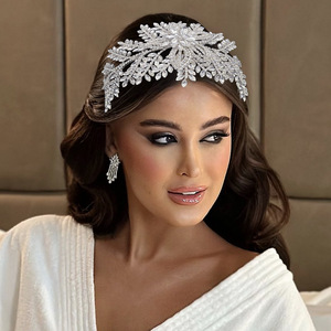 Diadema nupcial Crystal Leaf con cierre de peine para accesorios de cabello de boda - Product Image 3