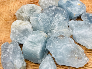 Pierre de Célestine Naturelle Bleue Sculptée, Plusieurs Tailles, Prix de Gros, pour la Décoration Intérieure et le Feng Shui - Product Image 4