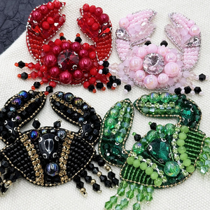 Broche de Pluma con Diseño de Colibrí, Bordado a Mano, Artesanal, de Moda, Lujoso y Moderno, Disponible al Mejor Precio del Mercado - Product Image 1