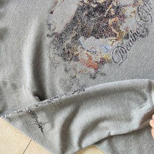 T-shirt thermique vintage imprimé personnalisé avec manches longues en tissu gaufré déchiré, haut streetwear - Product Image 5