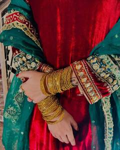 Ensemble Kurti en velours lourd de qualité supérieure avec un pantalon élégant et un Dupatta assorti conçu pour les fêtes, les fonctions de mariage, les vêtements ethniques - Product Image 5