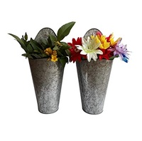 Pots de fleurs et jardinière faits à la main en forme de triangle de couleur blanche pour accrocher la dernière arrivée matériel de haute qualité approvisionnement de décor de jardin