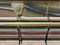 Piano vertical Kawai XO-8AT en stock, envío rápido. Piano vertical resistente para uso a largo plazo, para escenario y estudio, de segunda mano.