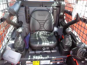 Chargeuse compacte Kubota SSV65 2024-Puissance compacte, levage vertical et performance à usage intensif - Product Image 6