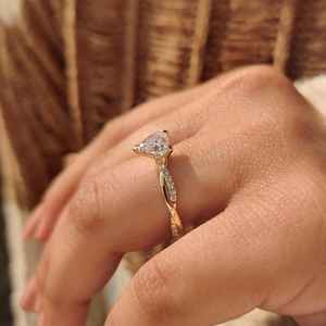 Bague de fiançailles en moissanite en forme de cœur délicat, or jaune 14 carats, bande pavée personnalisable, cadeau romantique pour un anniversaire, bijoux fins pour elle - Product Image 2