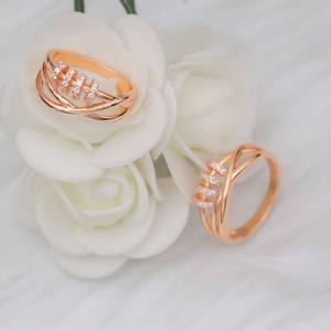 แหวนสแตนเลสสตีลทันสมัยประดับด้วยเพชรคิวบิกเซอร์โคเนียใส ชุบทองพรีเมียม แหวนแฟชั่น - Product Image 1