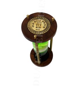 Reloj de arena de estilo vintage con marco de madera oscura, detalles en latón y Arena verde, evocando una sensación de cronometraje clásico. - Product Image 4