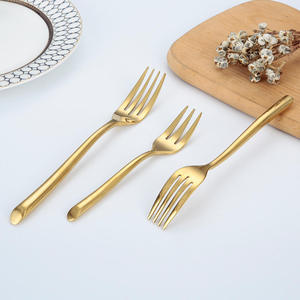 Ensemble de couverts dorés fabriqué en acier inoxydable de qualité supérieure offrant une sensation d'équilibre pour une dégustation élégante - Product Image 5