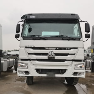 Camión Volquete Howo 4x4 Usado en Excelentes Condiciones con Grúa y Volante a la Izquierda, al Mejor Precio - Product Image 1