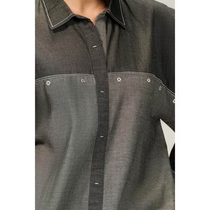 Chemise en jean noir pour femme, ornée de boutons - Product Image 2