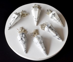 Péndulos Generadores de Energía Aura, Tallados en Howlite Blanca, Diseño Elegante, Ecológicos, Facetados, para Feng Shui - Product Image 6