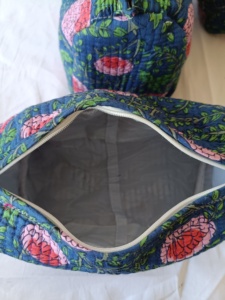 Sacs à cosmétiques en coton matelassé pour femmes de haute qualité, imprimés à la main avec fermeture éclair durable, capacité moyenne, écologiques - Product Image 3