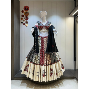 Conjunto de Chaniya Choli de Algodón Ikkat 100% Puro de Laxmi Lifestyle, Diseño Semi-Conceptual, Trabajo Pesado de Gamthi, Tradicional para Navratri - Product Image 5