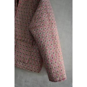 Chaqueta Acolchada Tejida a Mano con Botones y Estampado Floral en Bloques de Algodón Natural, Ropa de Invierno Cálida y Sostenible de Manga Larga - Product Image 3