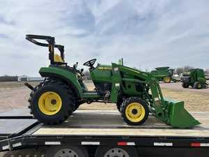 Tracteur à roues 4x4 John Deere 2032R NEUF/OCCASION 32 CV avec moteur et pompe pour le labour, le travail du sol, le transport et une utilisation agricole multifonctionnelle - Product Image 1