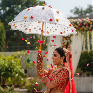 Parapluie décoratif traditionnel fait main du Rajasthan avec pompons, Gota et travail de miroirs pour mariage, Mehndi, Sangeet, décoration d'événements - Product Image 1