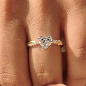 Anillo de Diamantes en Forma de Corazón con Engaste Trenzado - Product Image 5