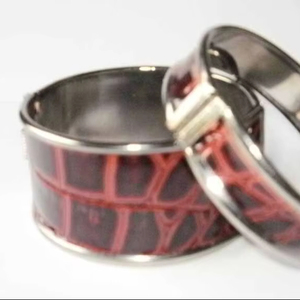 กำไลข้อมือทองคำหรูหราทำมือ ประดับด้วยลายหนังงูสุดหรู ดีไซน์กว้างแบบมีบานพับ สำหรับผู้หญิง - Product Image 1