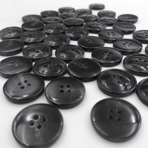 Botón de cuerno de resina ecológico negro Markino de 36L con 4 agujeros de lujo para decoración del hogar patrón cuadrado y decoración de encaje - Product Image 2