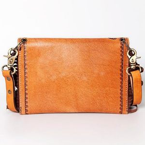 Cartera de cuero tallado a mano con flecos para mujer - Product Image 2