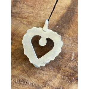 Colgante de Corazón de Ópalo y Plata de Ley Hecho a Mano por Zuni, Amuleto Religioso - Product Image 6