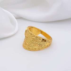 Vente en gros de bagues de mariage en laiton plaqué or 24 ct à la mode avec design de fleur simple pour hommes et femmes bijoux de mariage à la mode pour - Product Image 3