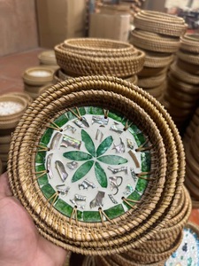 Plateau en rotin artisanal de qualité supérieure avec incrustation décorative en nacre pour la présentation sur table à la maison, Vietnam - Product Image 3