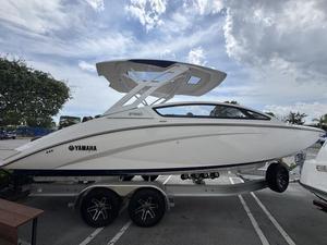 Yamaha 275SD 2025 Usada, 27 pies, 250 HP, Motor Doble de 1.8L SVHO Supercargado, 500HP, Embarcación de Trabajo, Remolcador, con Remolque - Product Image 5