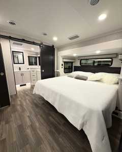 Caravane miniature de 8 personnes très propre et de haute qualité, d'occasion, prix imbattable, idéale pour les voyages en solo, en couple, en road trip et en aventures. - Product Image 4