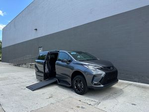 Minivan Usada 2025 BraunsAbility Sienna Hybrid XSE Sports para 4 Pasajeros, Accesible para Sillas de Ruedas - Product Image 1