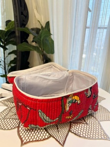 กระเป๋าเครื่องสำอางแบบวินเทจ ผ้าฝ้ายลายป่าสีแดง ปรับแต่งได้ ปิดด้วยซิป ทนทาน กันน้ำ เป็นมิตรกับสิ่งแวดล้อม เหมาะสำหรับการเดินทาง - Product Image 4