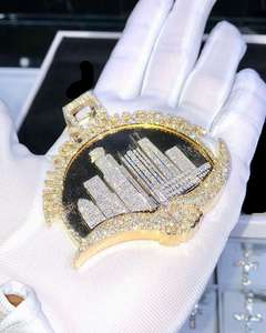 Pendentif Luxe Effet Givré Ciel Urbain avec Finition Or, Diamants Moissanite Hip Hop, Bijoux Urbains Personnalisés - Product Image 5