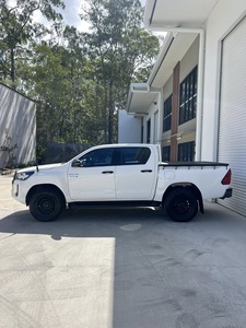 Toyota Hilux con Caja de Cambios Automática, Asientos de Cuero, Interior Oscuro, Neumáticos R15, Baca Metálica, Volante a la Derecha - Product Image 6